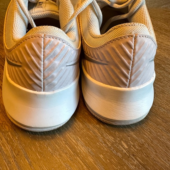 NIKE MC TRAINER SHOE running and workout shoes white/pink women’s size 9.5 - Picture 5 of 12